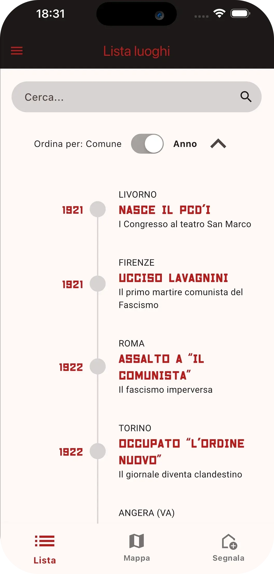 Schermata dell’app 100 X 100 PCI: l’elenco dei luoghi ordinato per anno lungo una linea del tempo, con ricerca e menu Lista, Mappa, Segnala.